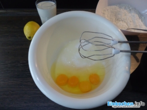 Zucker und Ei schaumig schlagen für einen Kuchen im Glas