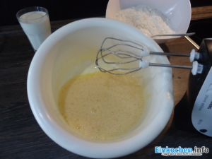 Zucker und Ei mit Butter schamumig gerührt für Kuchen im Glas