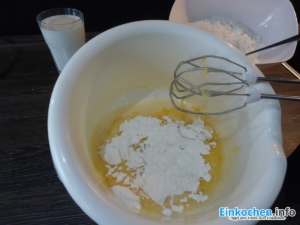 Zucker, Ei, Butter und Mehl schaumig schlagen mit dem Rührgerät für Kuchen im Glas