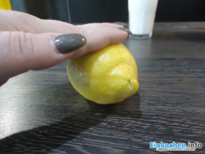 Zitrone rollen um sie besser auspressen zu können