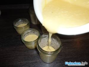Gläser mit Rührteig füllen für Kuchen im Glas