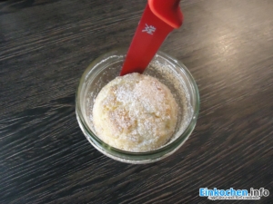 Kuchen aus dem Glas stürzen um den Kuchen im Glas anzurichten und zu essen