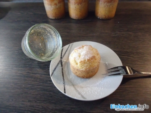 Der Kuchen im Glas wurde aus dem Glas gestürzt und ist fertig für Deko und Verzehr