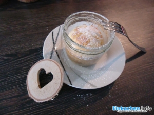 Den Kuchen im Glas anrichten