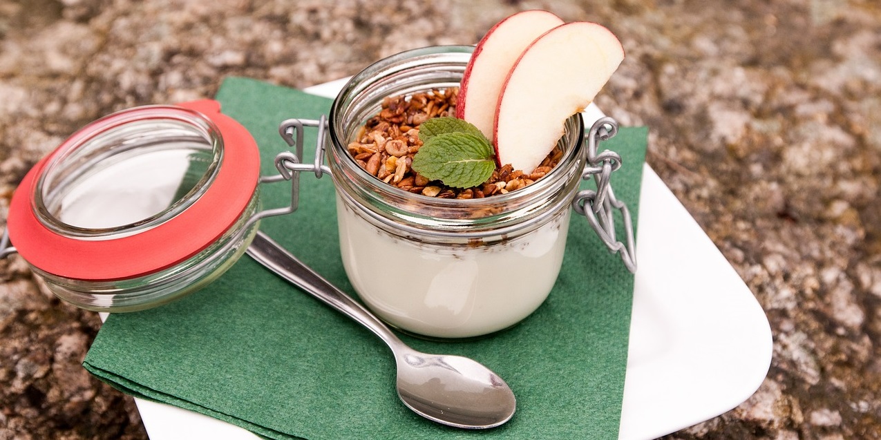 Drahtbügelglas gefüllt mit Joghurt