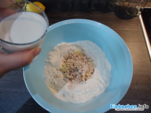 Apfelschnecken im Glas Anleitung: Milch hinzugeben