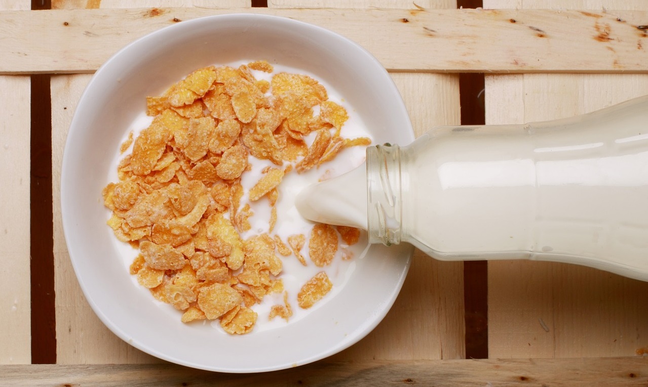 Milchflasche und eine Schüssel
